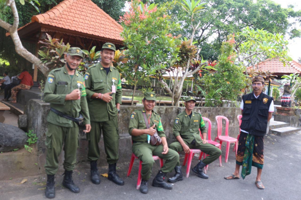 Petugas Keamanan Desa Dalung Pastikan Kondusifitas Kegiatan Vaksinasi Booster